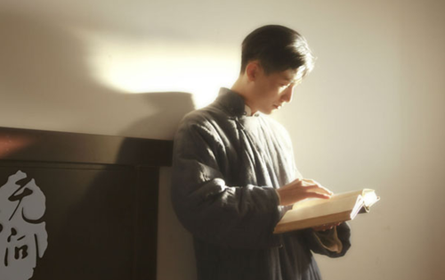 只問敢勇，無問西東